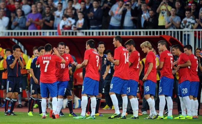 Il saluto di tutta la Nazionale serba a Stankovic, prima dell'inizio del match contro il Giappone. 